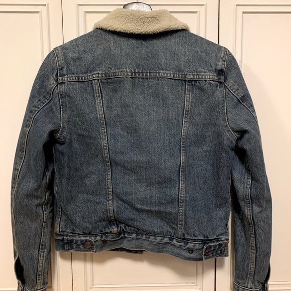 Levi’s Size Small Women’s Sherpa Lined Trucker Jacket - Picture 2 of 3